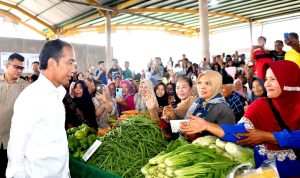 Jelang-Lebaran-Presiden-Jokowi-Pantau-Stok-dan-Harga-Bahan-Pokok-di-Pasar-Rakyat-Merangin-1024x768